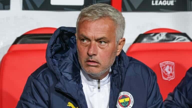 Mourinho grabs nose of Galatasaray coach after Turkish Super Cup loss