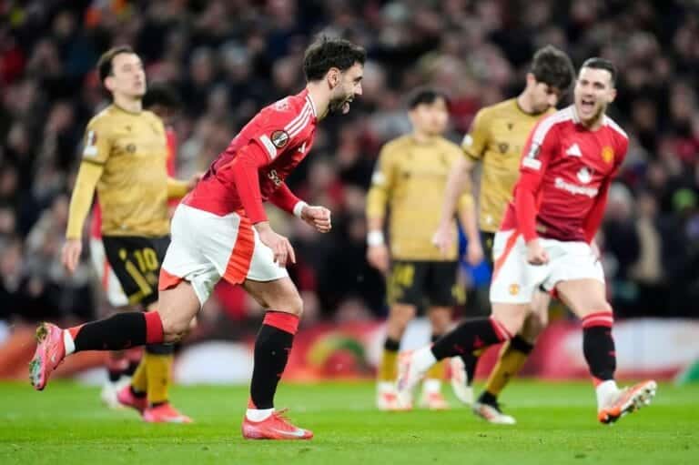 Manchester United 4-1 Real Sociedad (5-2): Fernandes hat-trick seals quarter-final place