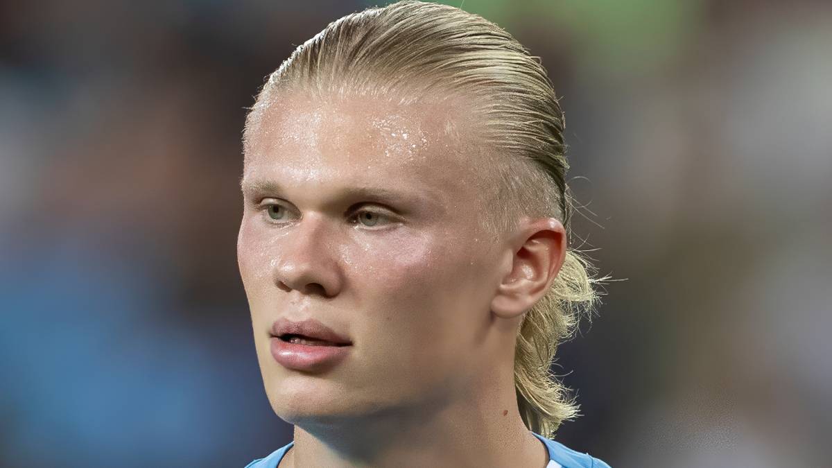Erling Haaland playing football for Man City