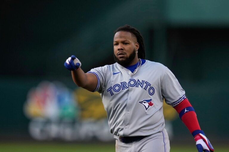Guerrero Jr. agrees to $500 million extension with Blue Jays