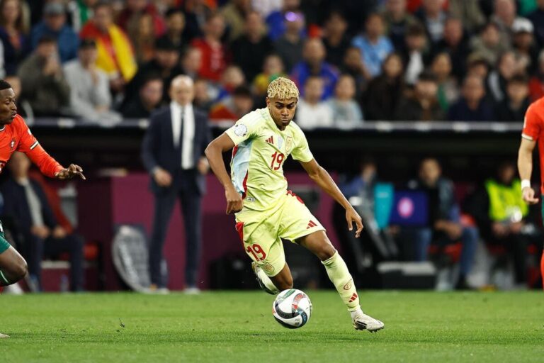 Lamine Yamal to attend Barcelona contract ceremony as dwarf row rumbles on